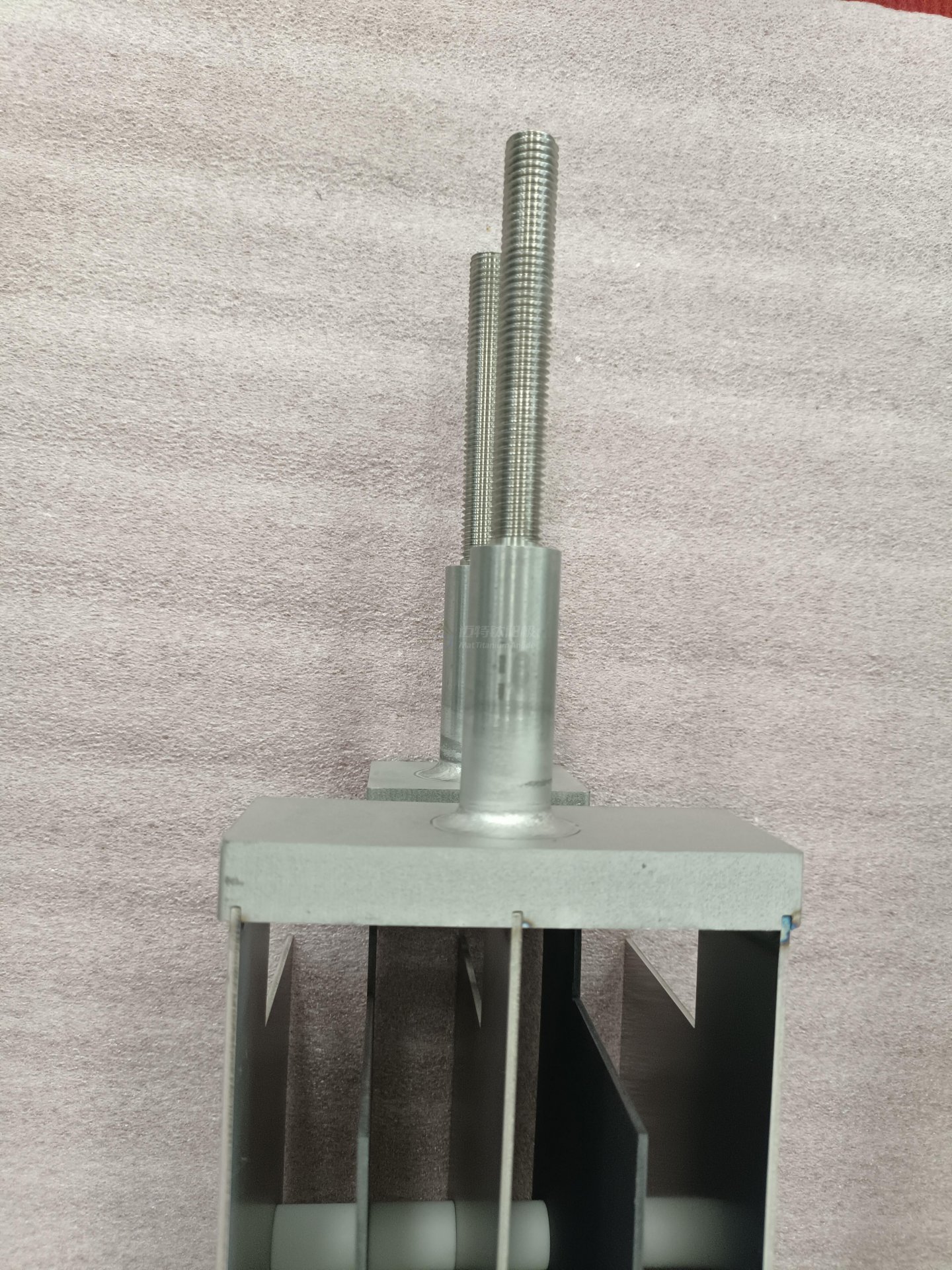 利用特制的电极电解海水产生有效氯(包